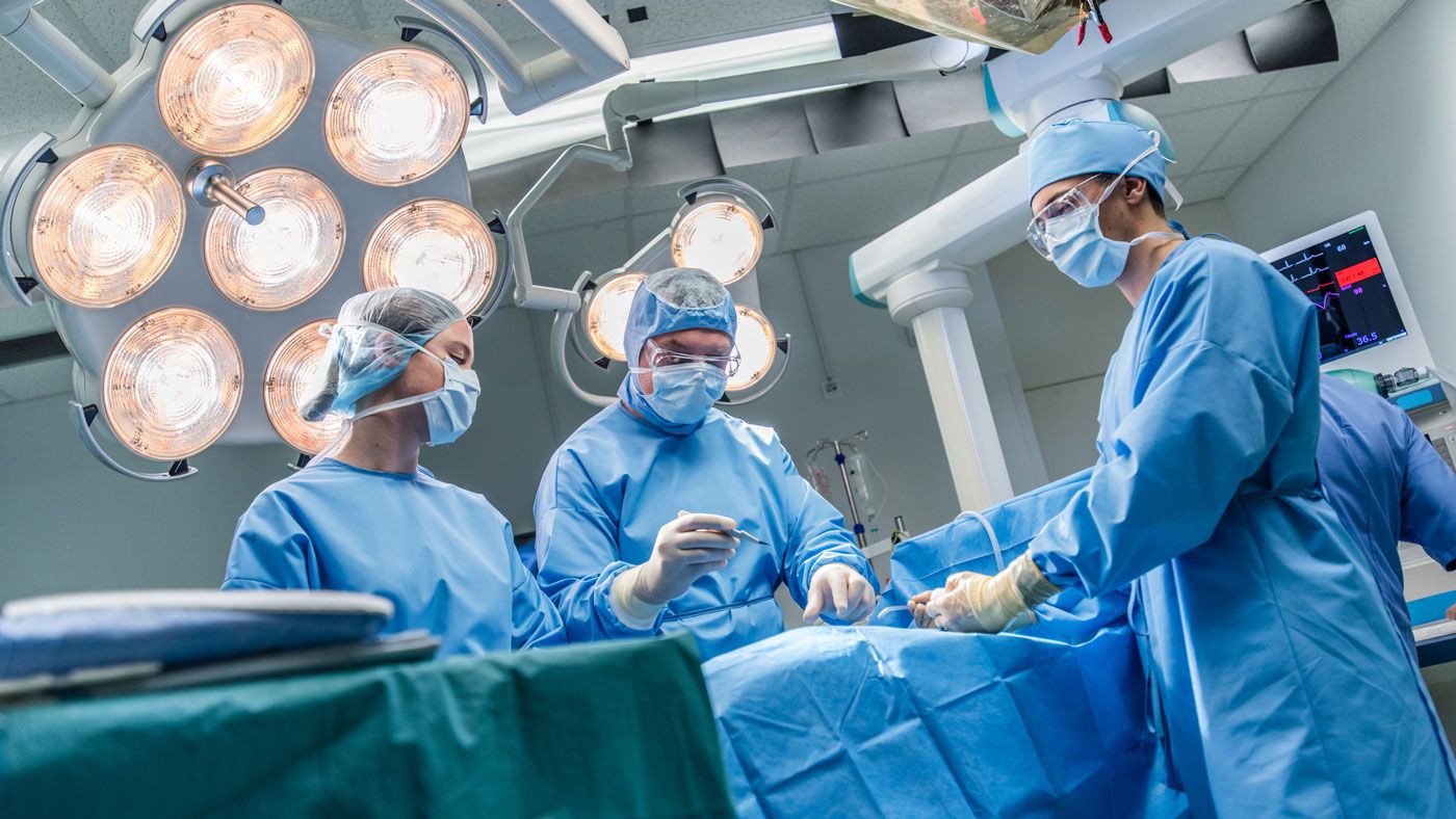 Chirurgen während einer Operation.  
