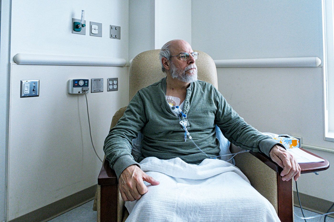 Ein Mann erhält eine Chemotherapie. 