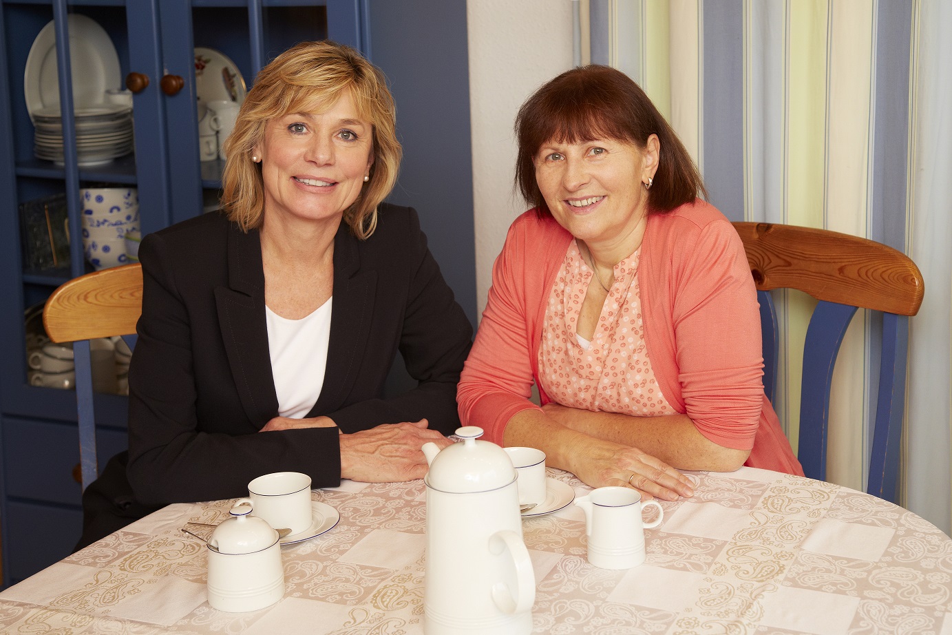 Behandlung von Lungenkrebs: Frau Kröner-Schock trinkt Kaffee mit ihrer besten Freundin
