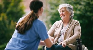 Darmkrebs: Eine Pflegerin spricht mit einer Patientin.