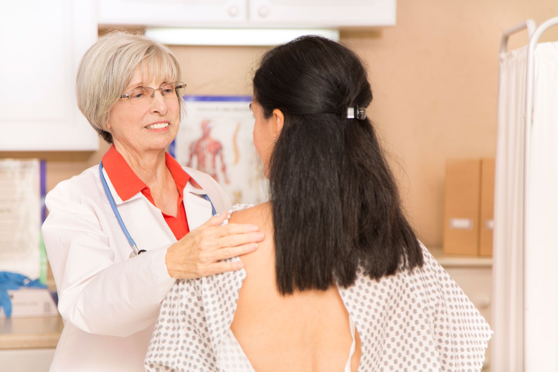 Ärztin untersucht Patientin