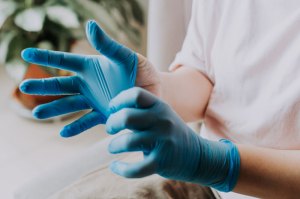 Darmkrebs: Ein Mediziner zieht sich Handschuhe an.