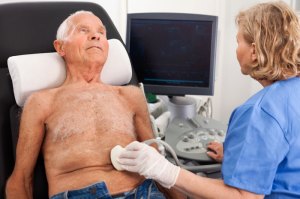 Darmkrebs: Eine Ärztin macht ein Ultraschall bei einen Patienten.