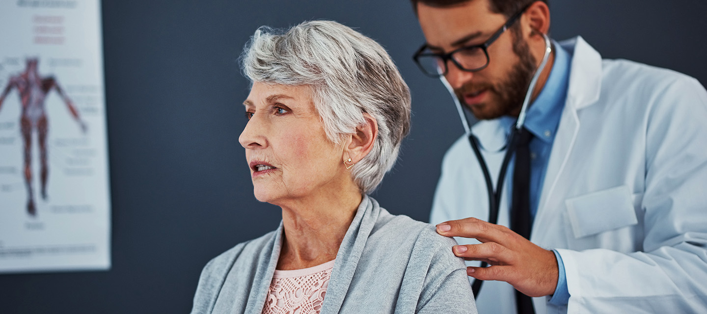 Lungenkrebs: Ein Arzt untersucht eine ältere Frau