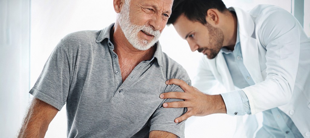 Nierenkrebs: Ein Arzt untersucht einen älteren Mann.