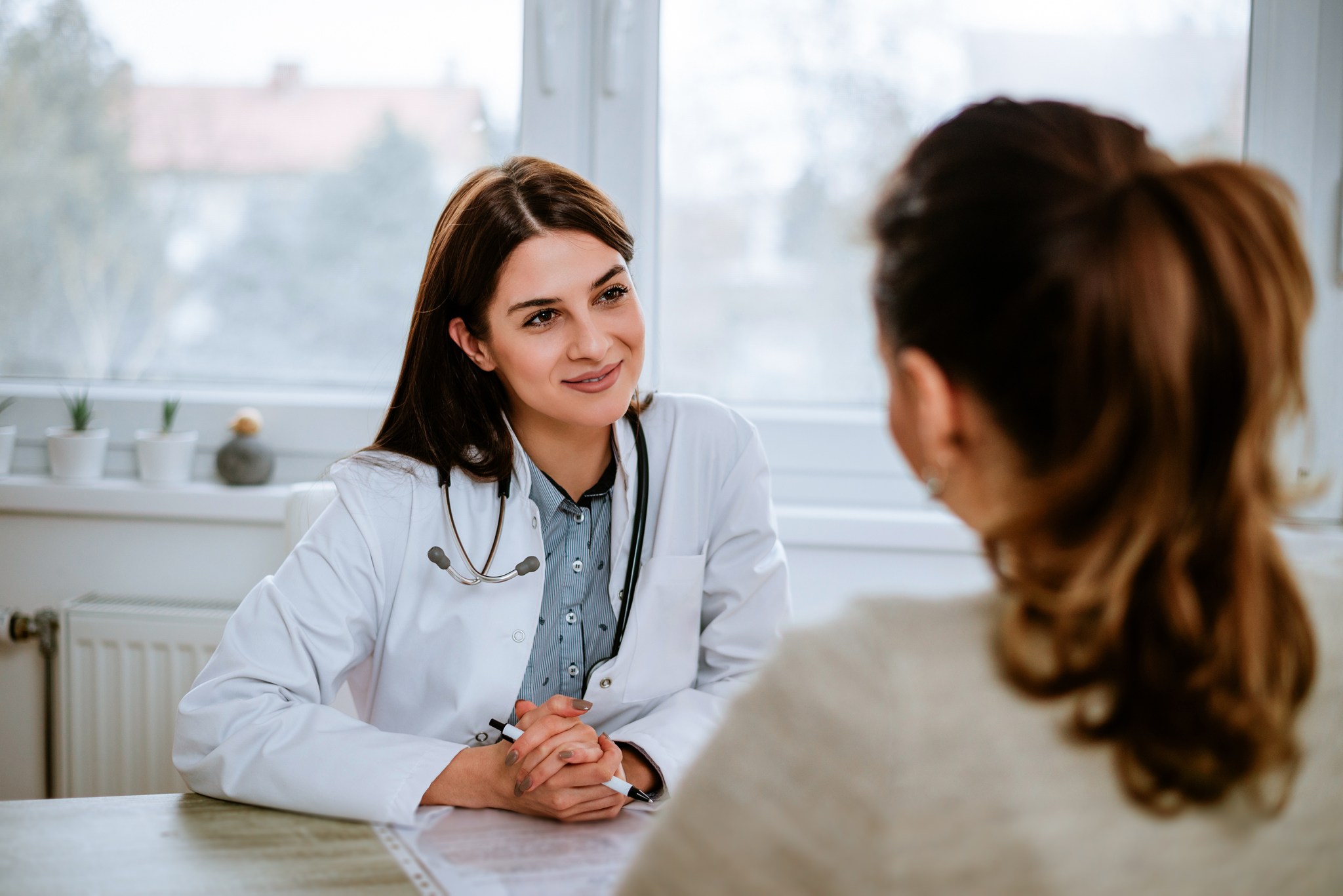 Patientin im Gespräch mit einer Ärztin