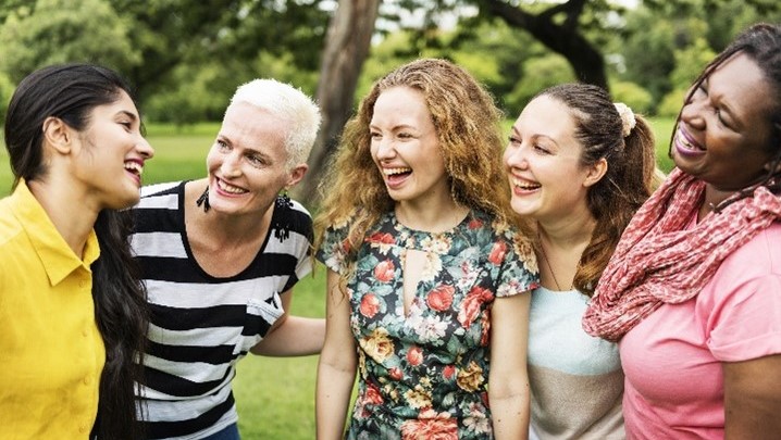 Bild zum Thema Krebsvorsorge bei Frauen – Gruppe von Frauen unterschiedlichen Alters