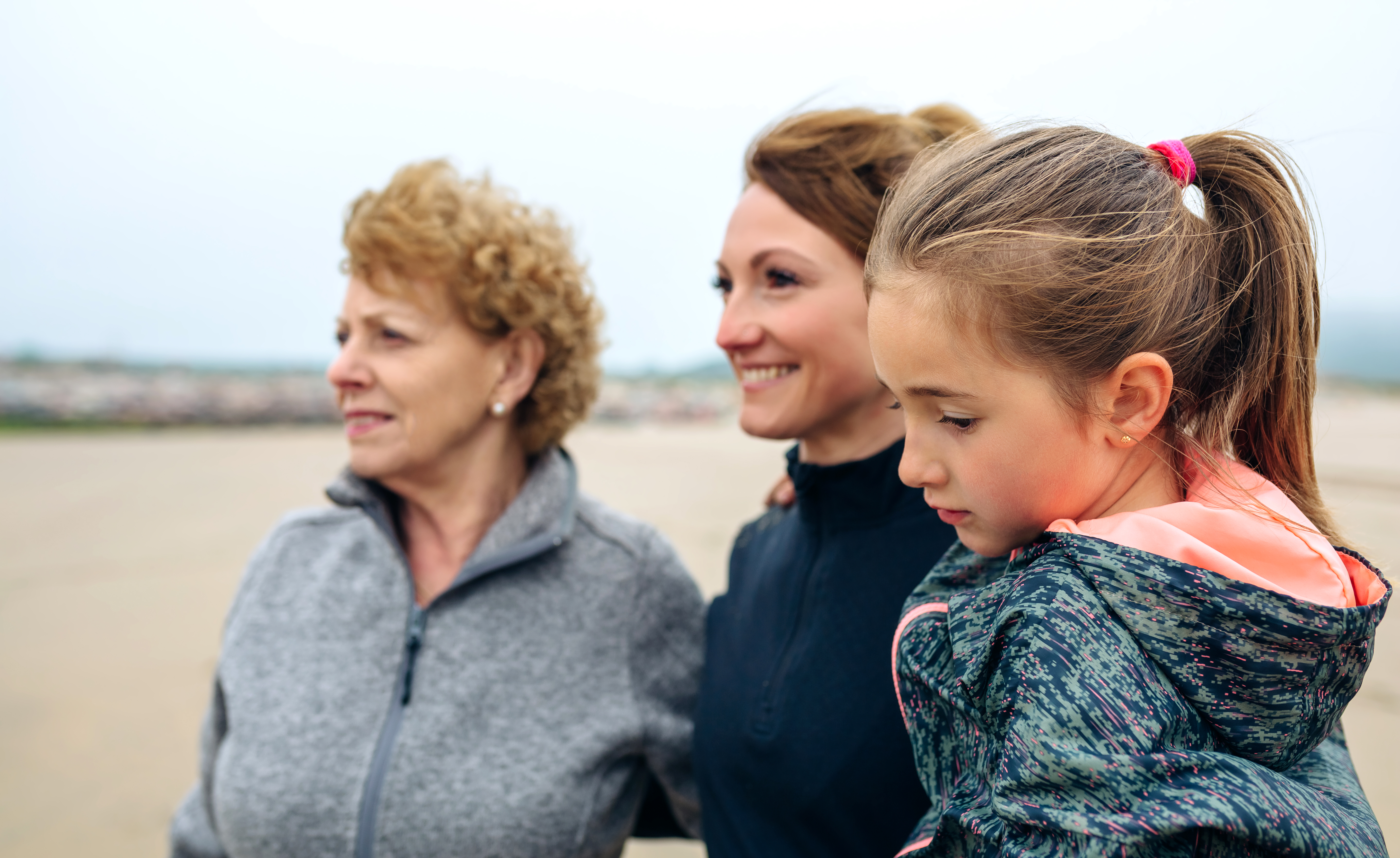 Familie aus drei Frauen am Strand
