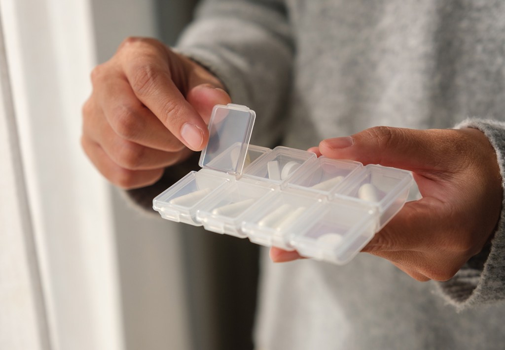 Medikamenten-Box zur einfachen Übersicht der täglichen Medikation wie bei einer HIV-Therapie üblich