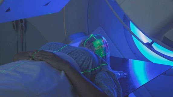 Eine Person während der Strahlentherapie.