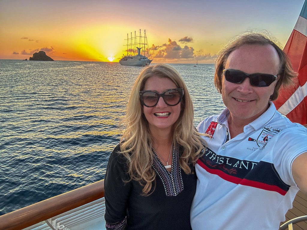 Das Bild zeigt Chester Kitchen und seine Frau im Urlaub bei Sonnenuntergang.