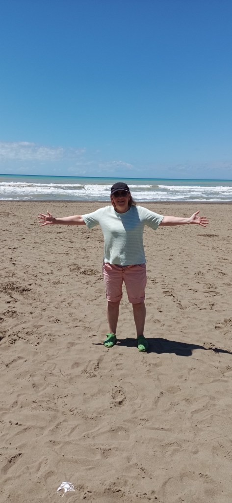 Helga Kröner-Schock, 8 Jahre nach ihrer Therapie am Strand