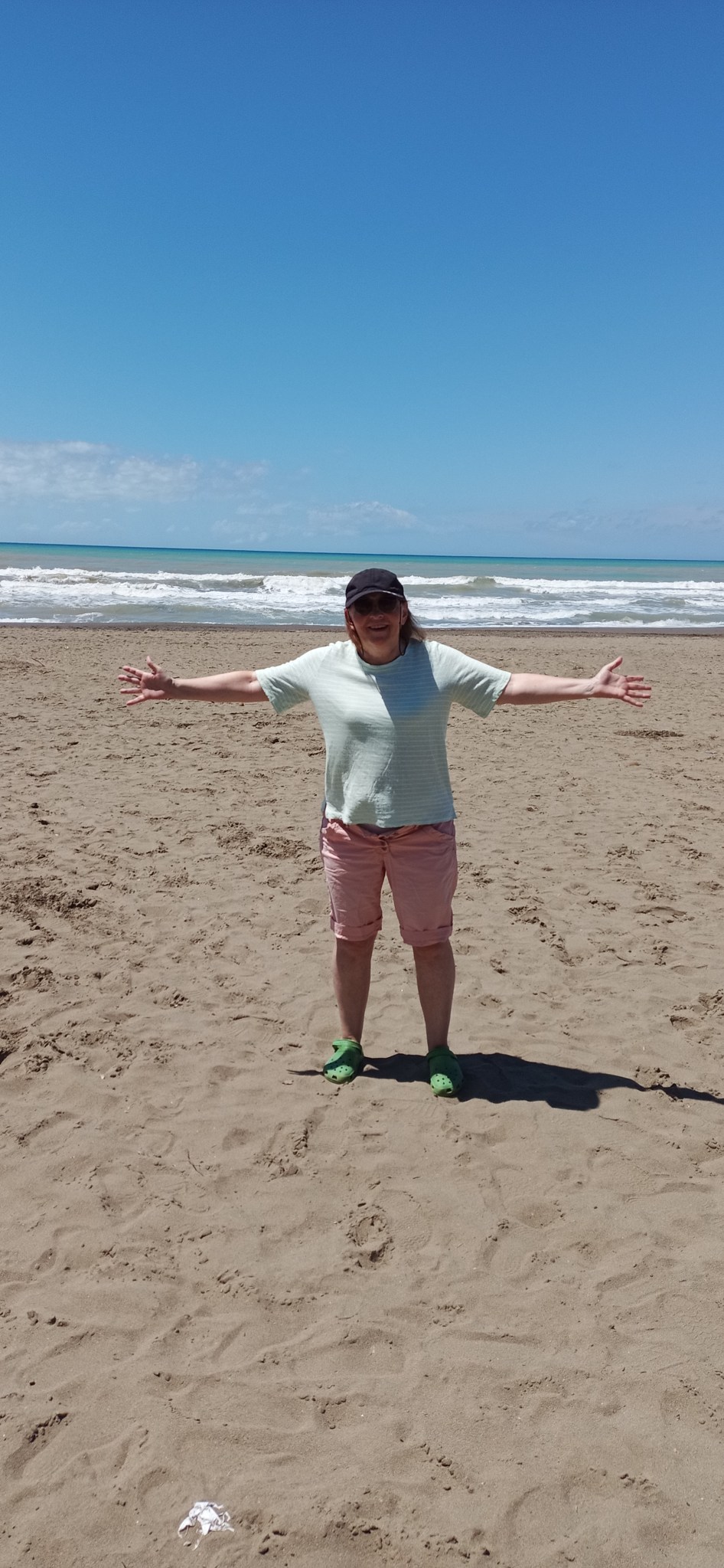 Helga Kröner-Schock, 8 Jahre nach ihrer Therapie am Strand