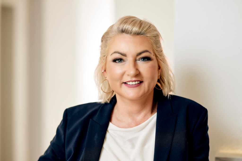 Bild von Moderatorin Moni Klein - kurzhaarige blonde lächende Frau