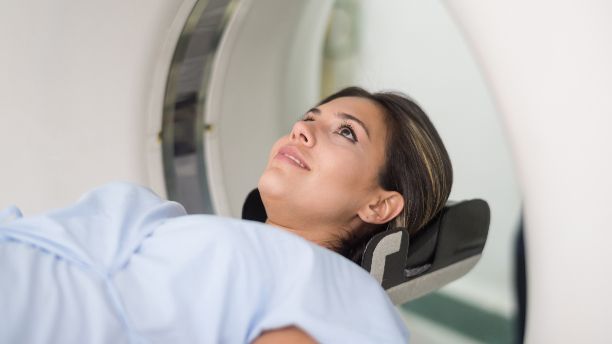 Krebspatientin bei einem CT-Scan