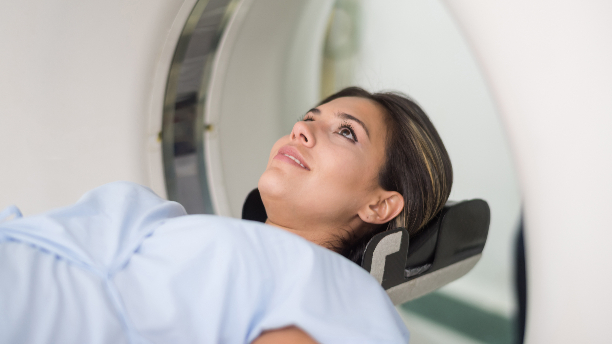 Krebspatientin bei einem CT-Scan