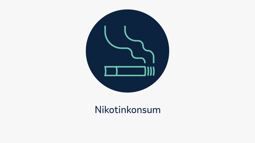 Eine grafische Darstellung mit einem dunklen Kreis, in dem eine brennende Zigarette mit Rauch abgebildet ist. Darunter steht der Text „Nikotinkonsum“.