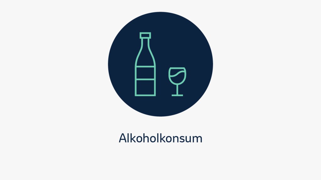 Eine grafische Darstellung mit einem dunklen Kreis, in dem eine Flasche und ein gefülltes Weinglas als Symbol für Alkoholkonsum abgebildet sind. Darunter steht der Text „Alkoholkonsum“.