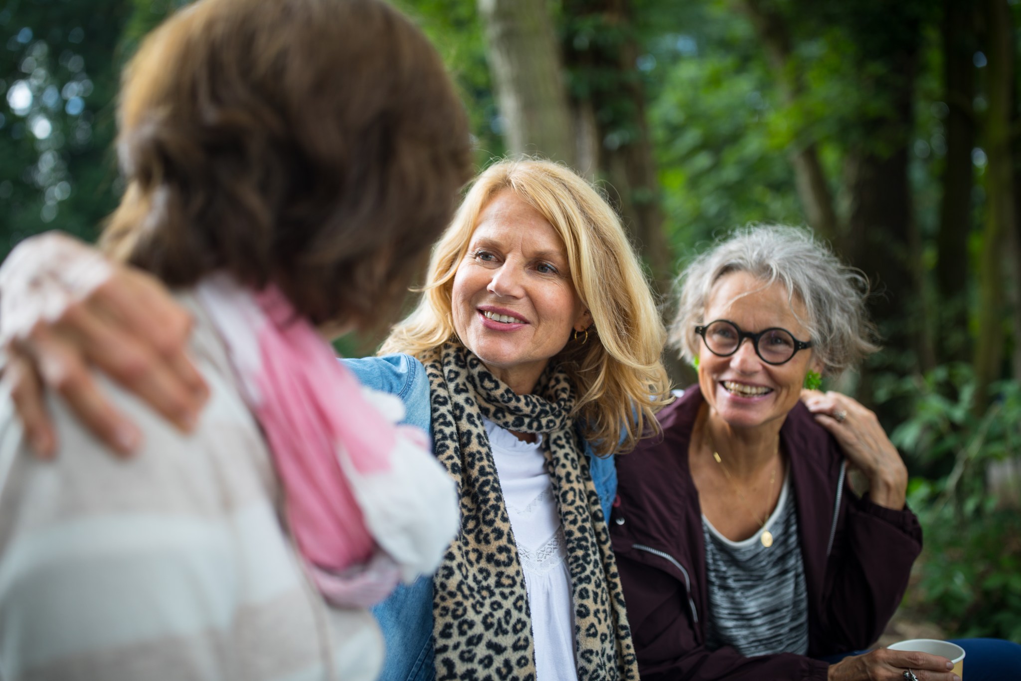 Gruppe von lachenden Frauen unterschiedlichen Alters