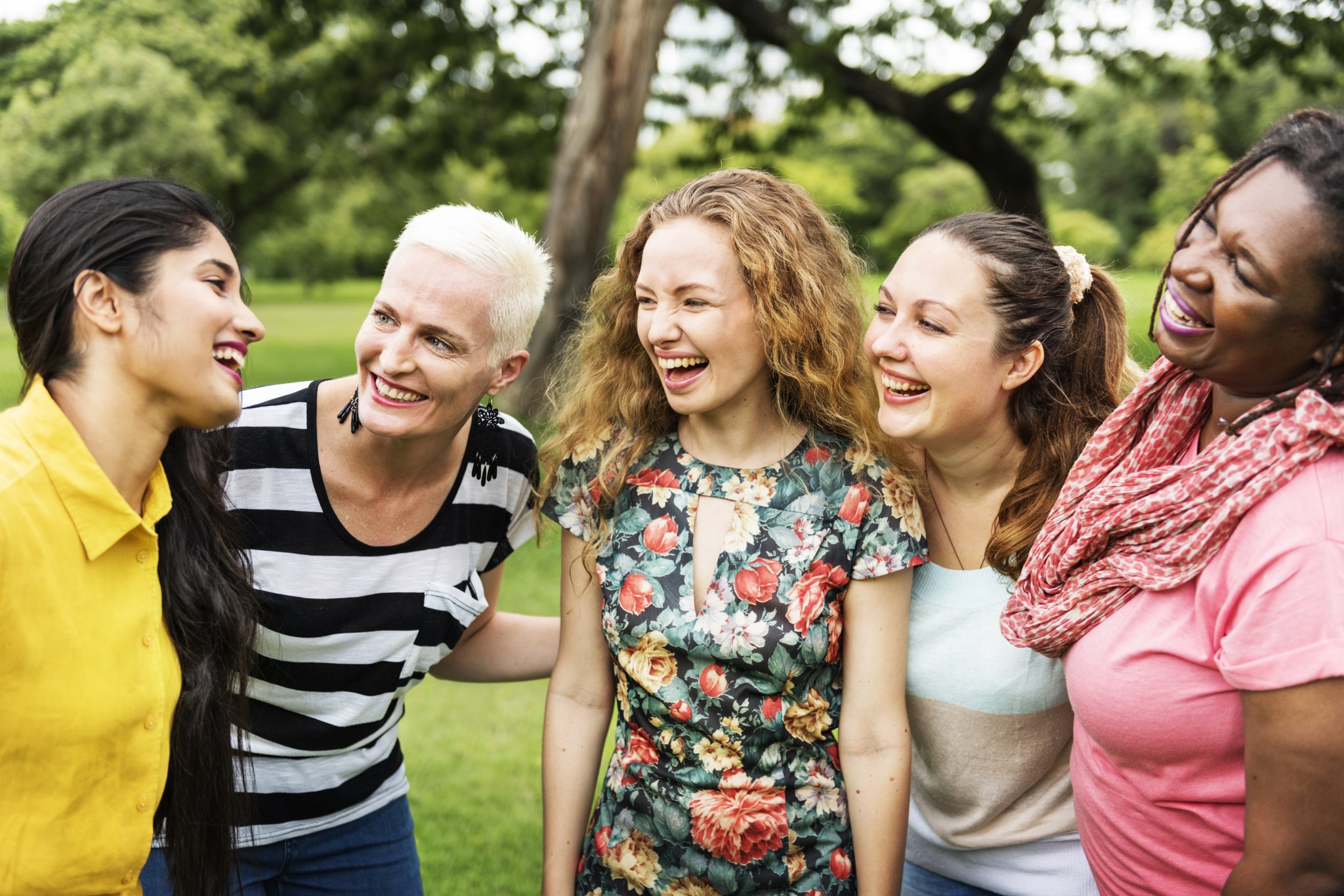 Gruppe von lachenden Frauen unterschiedlichen Alters