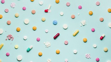 Viele verschiedene Tabletten liegen auf einem neutralen Hintergrund.
