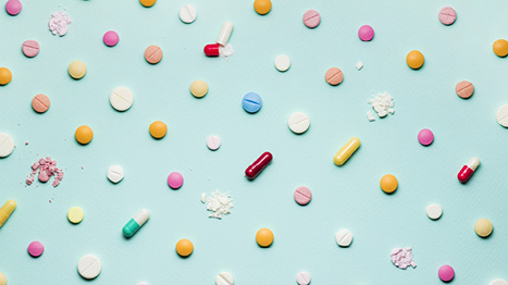 Viele verschiedene Tabletten liegen auf einem neutralen Hintergrund.