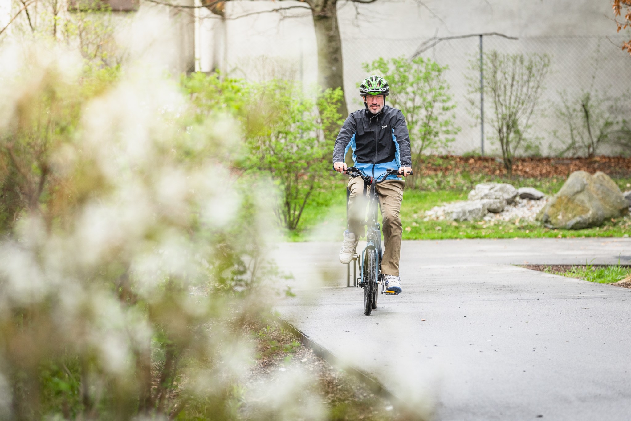 Zu sehen ist Andi, der draußen auf einem Fahrrad fährt.