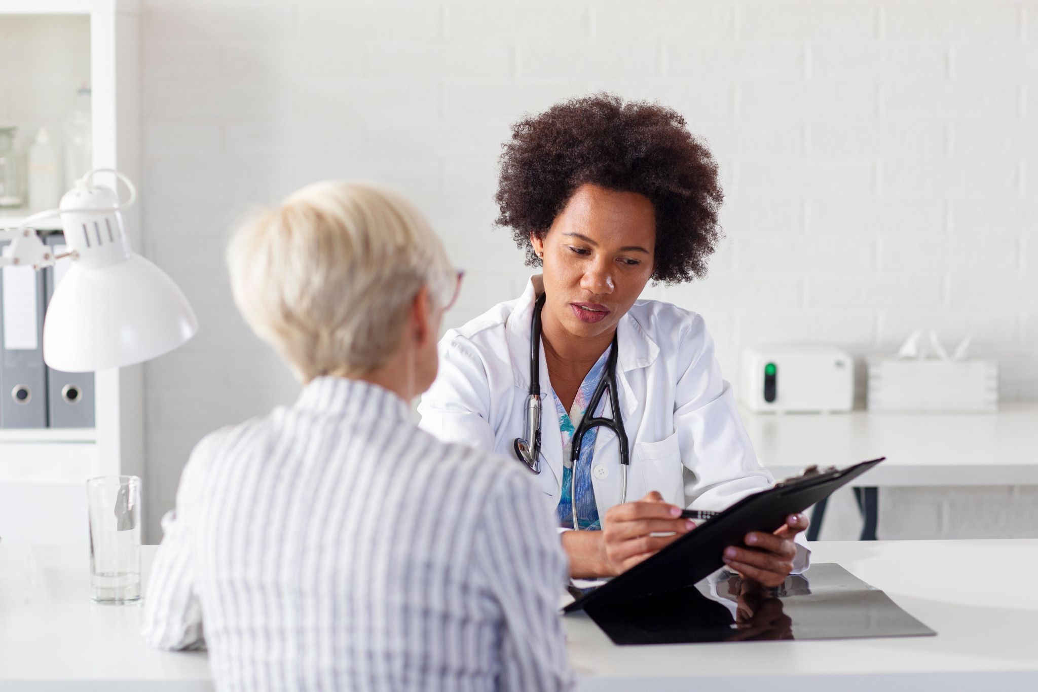 Eine Ärztin erklärt etwas einer Patientin.