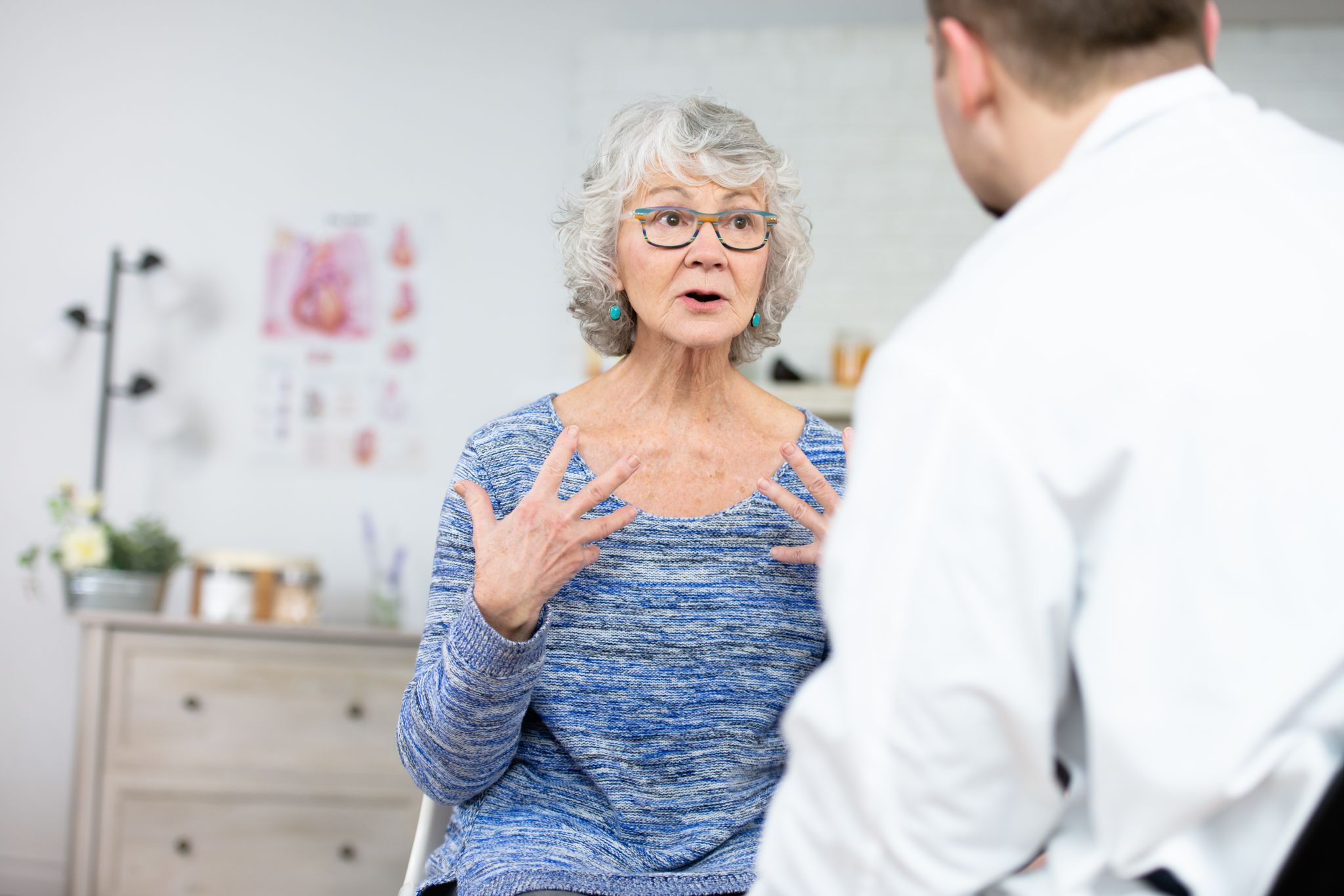 Eine Patientin unterhält sich mit einem Arzt.