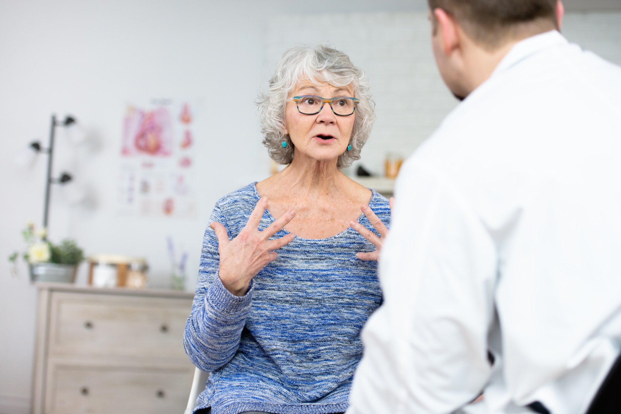 Eine Patientin unterhält sich mit einem Arzt.