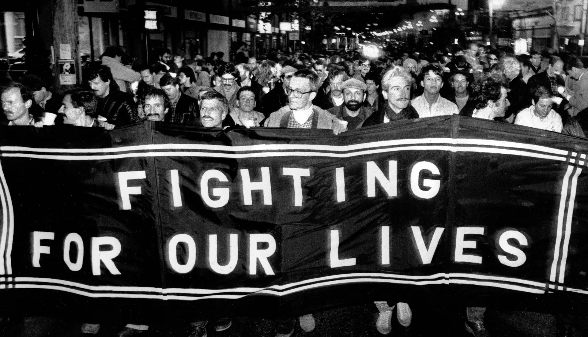 Das CDC führte im Jahr 1982 den Begriff AIDS ein, um das sog. erworbene Abwehrschwächesyndrom und die durch HIV verursachten Symptome zu beschreiben.